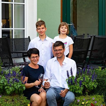 Hotel Weingut Familie Bauer Grossriedenthal Exterior foto