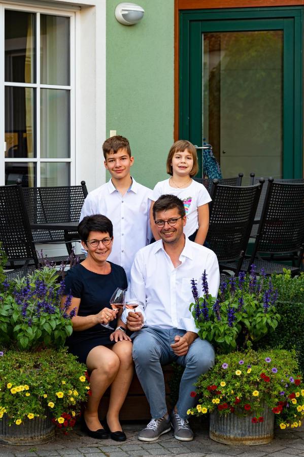 Hotel Weingut Familie Bauer Grossriedenthal Exterior foto